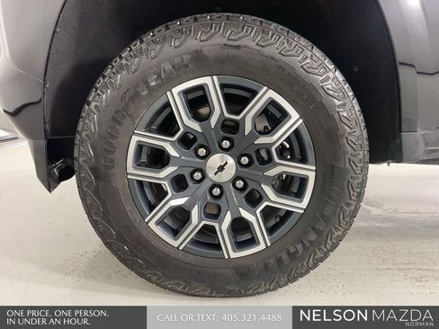 Used 2023 Chevrolet Colorado Z71 w/ Z71 Convenience Package 2 AWD/4WD image 11