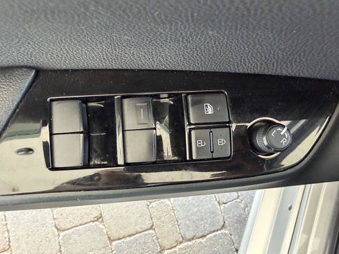 Used 2022 Toyota Prius LE FWD image 15