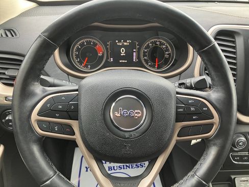 Used 2018 Jeep Cherokee Latitude w/ Cold Weather Group image 18