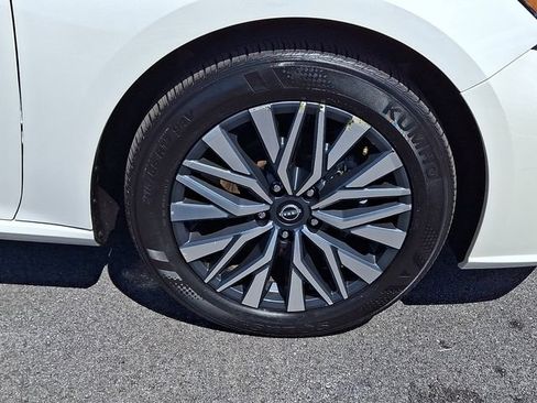 Used 2024 Nissan Altima 2.5 SV FWD image 8
