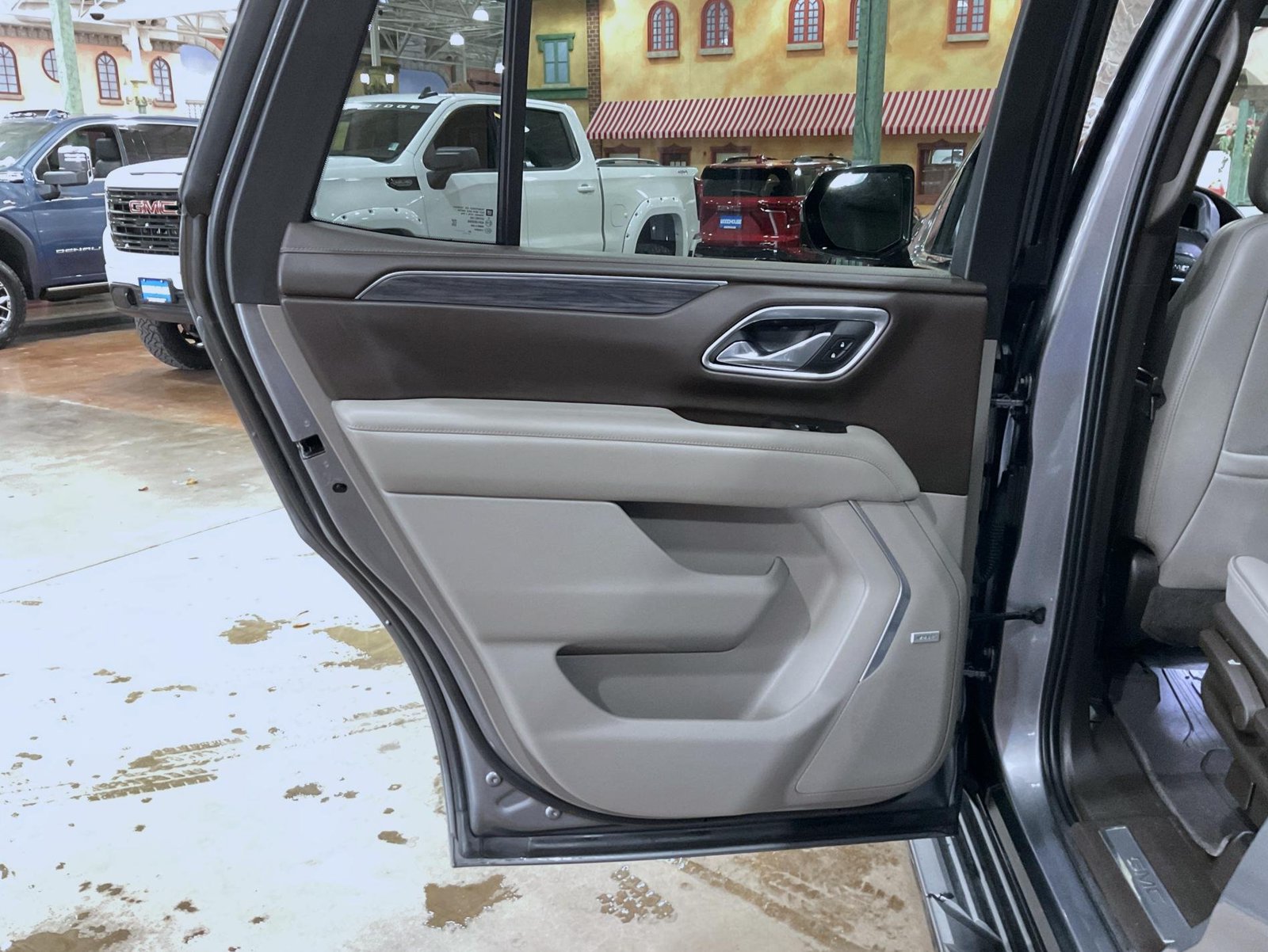Certified 2021 GMC Yukon SLT w/ SLT Luxury Plus Package AWD/4WD image 26
