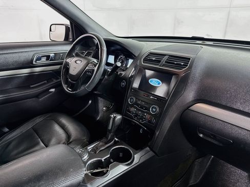 Used 2018 Ford Explorer XLT w/ Equipment Group 202A AWD/4WD image 28