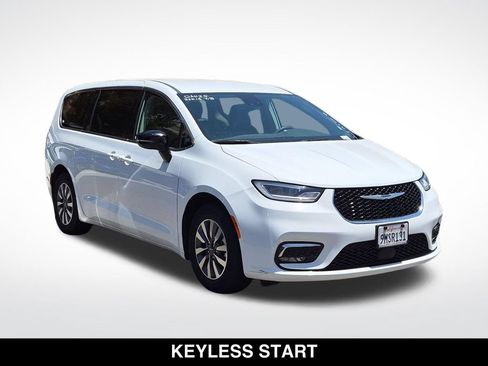 Used 2024 Chrysler Pacifica Limited FWD image 2