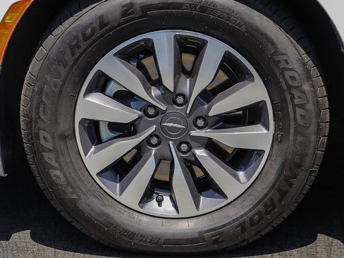 Used 2024 Chrysler Pacifica Limited FWD image 11