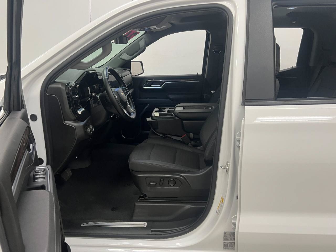 Used 2026 Chevrolet Silverado 1500 LT AWD/4WD image 23