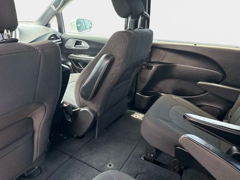 Used 2021 Chrysler Pacifica Touring w/ S Appearance Package FWD image 13
