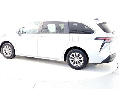 Used 2024 Toyota Sienna LE image 4