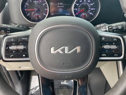 Used 2022 Kia Carnival LX image 16