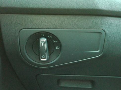 Used 2021 Volkswagen Tiguan SE image 37