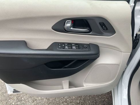 Used 2024 Chrysler Pacifica Touring-L FWD image 11