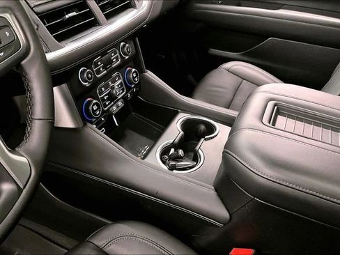 Used 2024 Chevrolet Suburban Z71 image 17