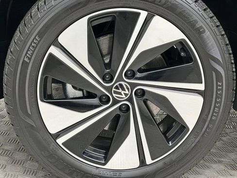 Certified 2025 Volkswagen Taos SE image 12