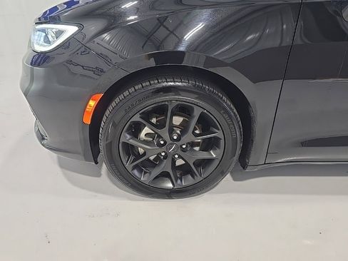 Used 2025 Chrysler Pacifica Limited image 4