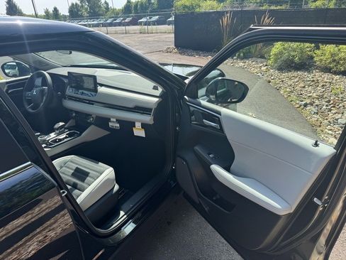 New 2025 Mitsubishi Outlander SE image 11