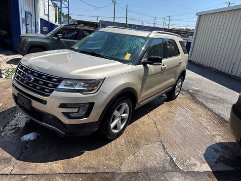 Used 2017 Ford Explorer XLT w/ Equipment Group 202A AWD/4WD image 3