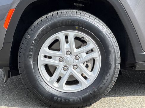 Used 2023 Jeep Grand Cherokee Laredo image 32