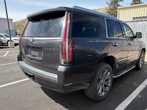 Used 2018 Cadillac Escalade Luxury image 2