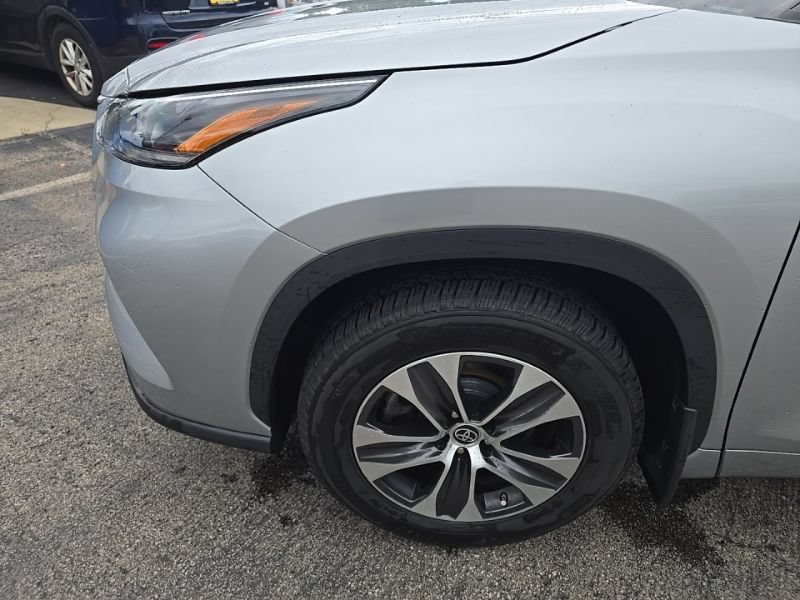 Used 2021 Toyota Highlander XLE AWD/4WD image 14