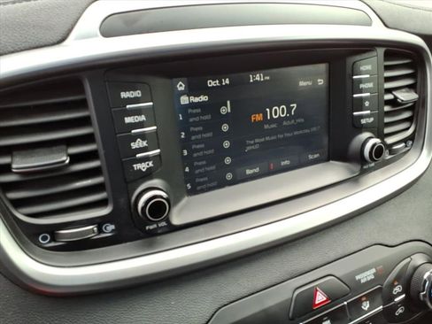 Used 2020 Kia Sorento LX image 12