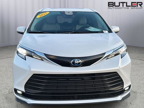 Used 2025 Toyota Sienna XLE w/ XLE Plus Package FWD image 7