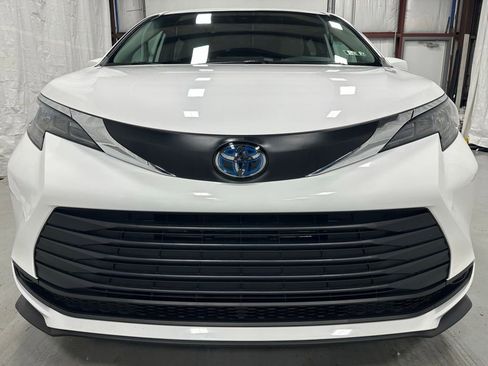 Used 2025 Toyota Sienna LE FWD image 2