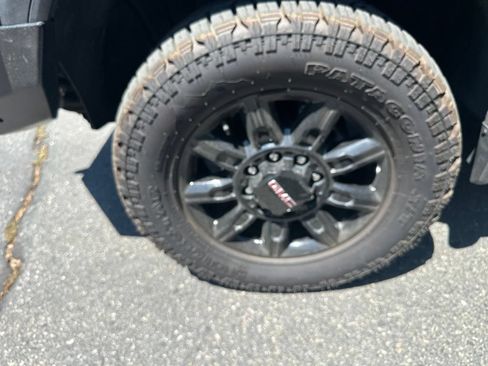 Used 2024 GMC Sierra 2500 AT4 w/ AT4 Premium Plus Package AWD/4WD image 16