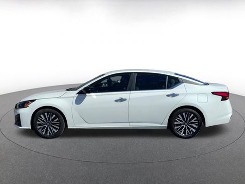 Used 2025 Nissan Altima 2.5 SV image 9