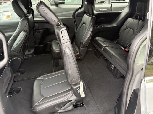 Used 2026 Chrysler Pacifica Select FWD image 14