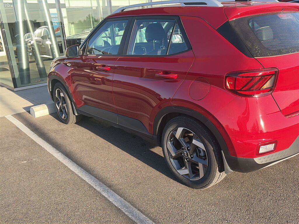 Certified 2022 Hyundai Venue Limited FWD image 3