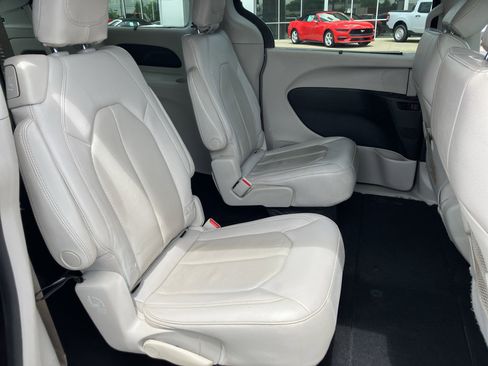 Used 2019 Chrysler Pacifica Touring-L FWD image 31