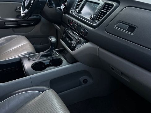 Used 2017 Kia Sedona LX w/ LX Essentials Premium Package image 18