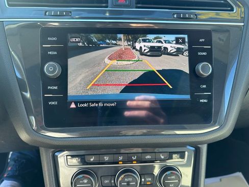 Used 2021 Volkswagen Tiguan SE w/ Panoramic Sunroof Package image 28