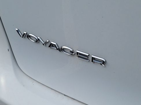 Used 2023 Chrysler Voyager LX image 7