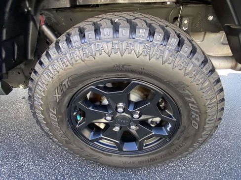 Used 2021 Jeep Gladiator Willys image 22