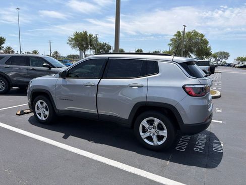 Used 2023 Jeep Compass Latitude w/ Convenience Group AWD/4WD image 4