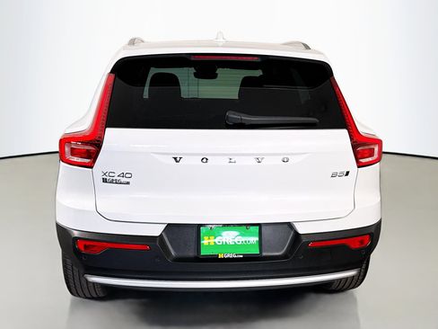 Used 2025 Volvo XC40 B5 Core image 8