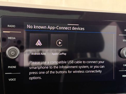 Certified 2025 Volkswagen Taos SE image 10