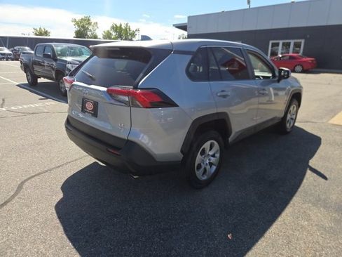 Used 2022 Toyota RAV4 LE AWD/4WD image 5