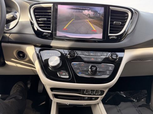 Used 2022 Chrysler Pacifica Touring-L image 22