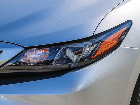 Used 2023 Toyota Camry SE image 5