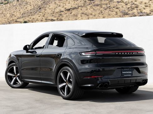 Certified 2025 Porsche Cayenne S AWD/4WD image 3