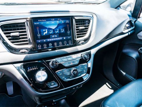 Used 2019 Chrysler Pacifica Touring-L FWD image 16
