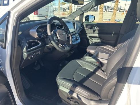 New 2026 Chrysler Pacifica Select FWD image 18