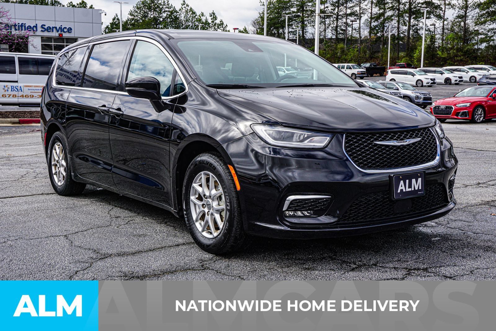 Used 2024 Chrysler Pacifica Touring-L FWD image 5