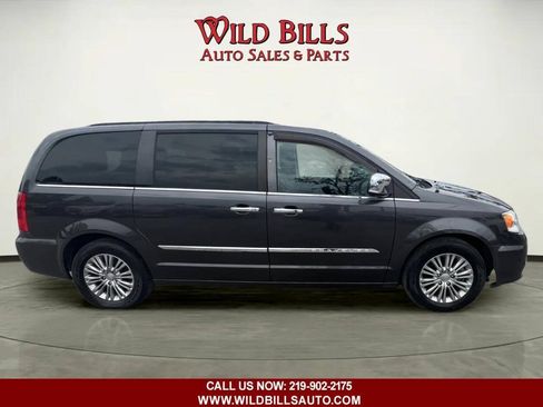 Used 2016 Chrysler Town & Country Touring-L FWD image 4