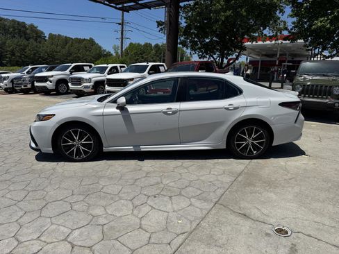 Used 2023 Toyota Camry SE FWD image 9