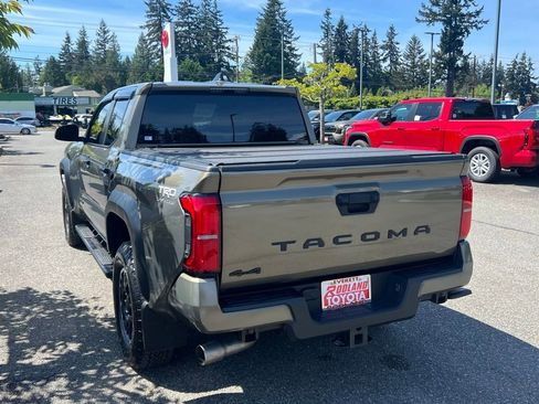 Certified 2025 Toyota Tacoma TRD Off-Road AWD/4WD image 9