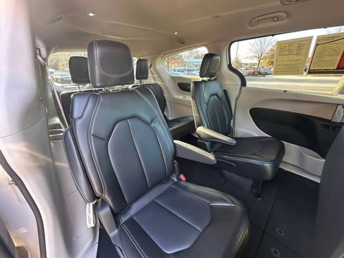 Used 2024 Chrysler Pacifica Touring-L image 16