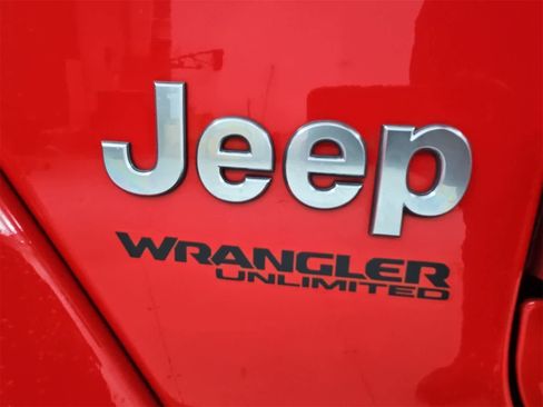 Used 2021 Jeep Wrangler Unlimited Sahara w/ Uconnect 4C Nav & Sound Group image 11