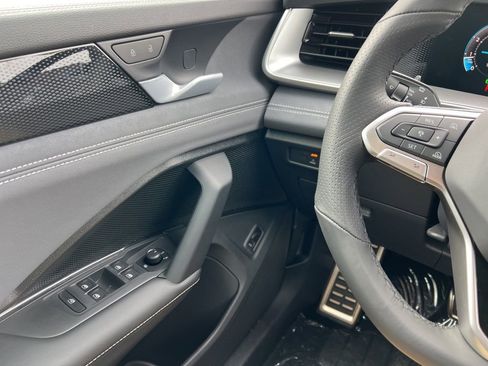 New 2026 Volkswagen Tiguan SE R-Line AWD/4WD image 18